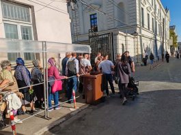 Video-Foto. Peste 40.000 de pelerini au trecut pe la Catedrala Mitropolitană Iași. Coada a ajuns până la Podul Roș