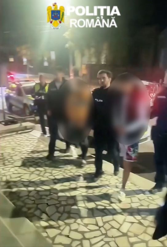 Bacău. Percheziții pentru identificarea unor tâlhari – trei bărbați au fost arestați Bacău. Percheziții pentru identificarea unor tâlhari – trei bărbați au fost arestați