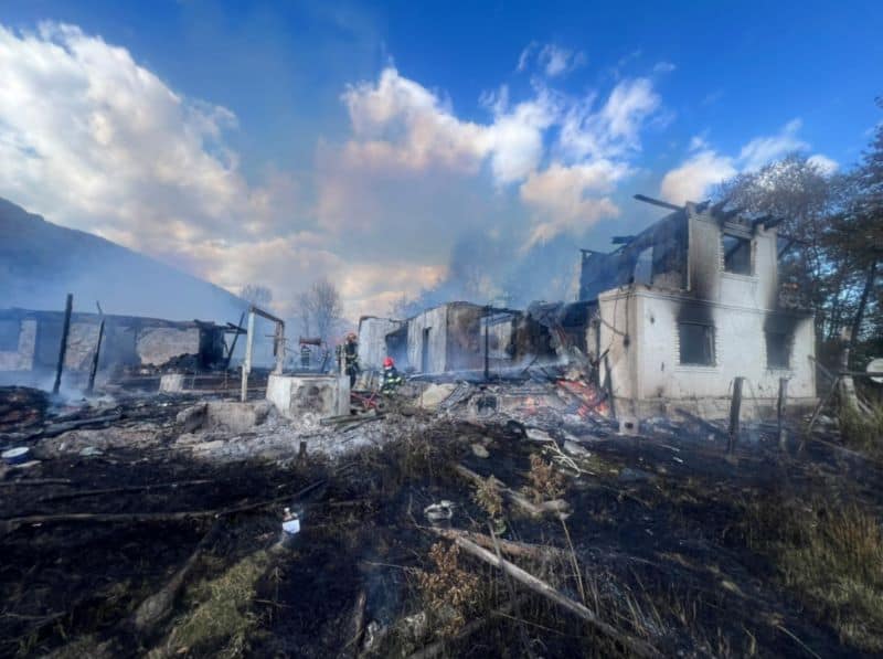 Incendiu în comuna Tazlău – o locuință și două anexe s-au făcut scrum de la un scurtcircuit Incendiu în comuna Tazlău – o locuință și două anexe s-au făcut scrum de la un scurtcircuit