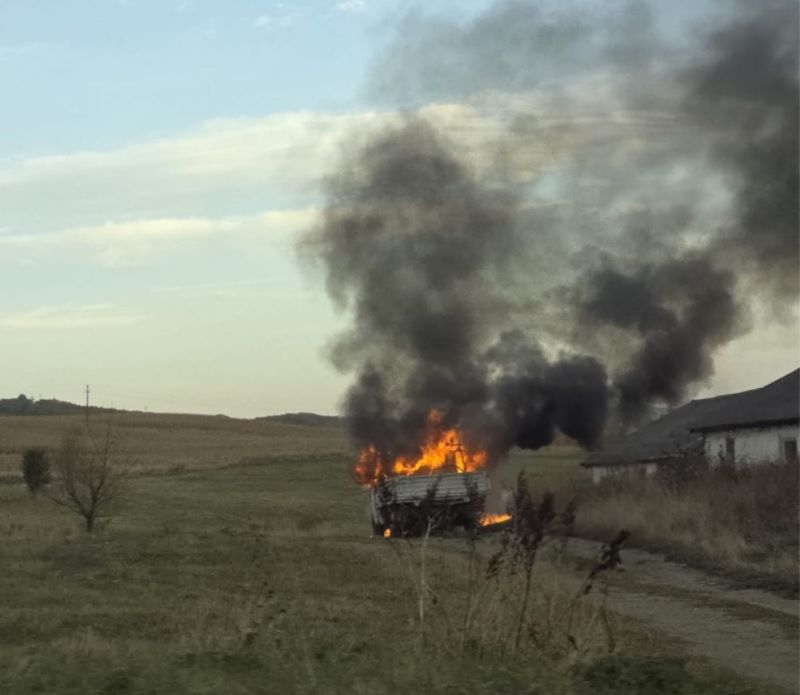 Botoșani. O autoutilitară a fost incendiată intenționat și a ars în totalitate Botoșani. O autoutilitară a fost incendiată intenționat și a ars în totalitate