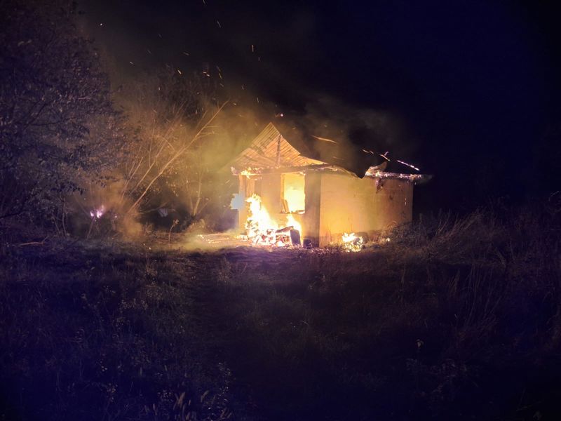 Incendiu la o casă din Răucești. Locuința a ars în totalitate