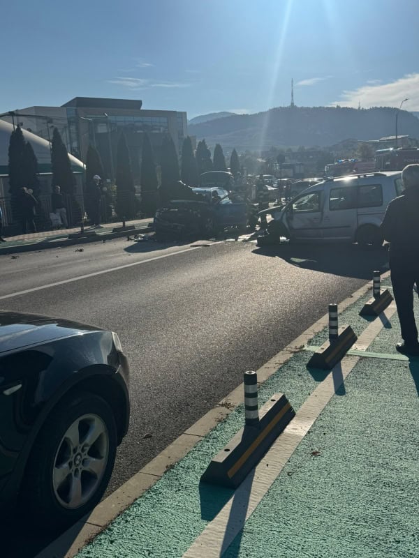 Accident în Piatra Neamț în zona Sălii Polivalente Accident în Piatra Neamț în zona Sălii Polivalente