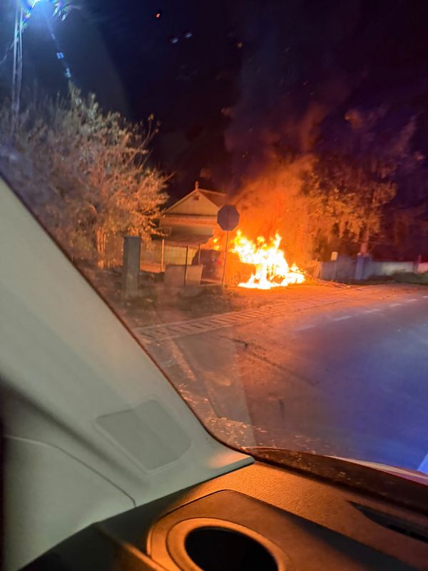 Suceava. Mașină distrusă de flăcări după ce a lovit un copac și gardul unei gospodării Suceava. Mașină distrusă de flăcări după ce a lovit un copac și gardul unei gospodării