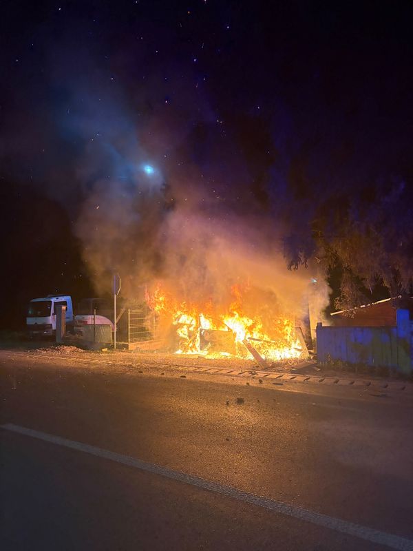 Suceava. Mașină distrusă de flăcări după ce a lovit un copac și gardul unei gospodării