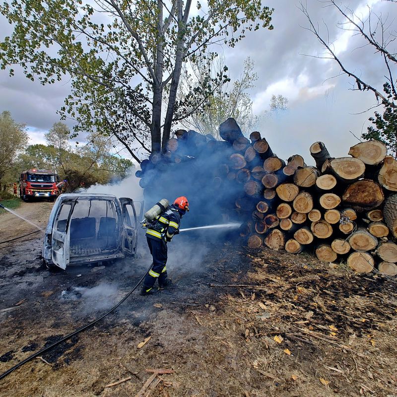 Mașină distrusă de flăcări, în apropierea unui depozit de lemne Mașină distrusă de flăcări, în apropierea unui depozit de lemne