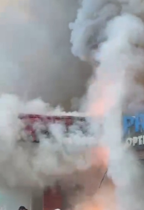 FOTO. Incendiu la parterul unui bloc din Roman – cauza nu a fost stabilită FOTO. Incendiu la parterul unui bloc din Roman – cauza nu a fost stabilită
