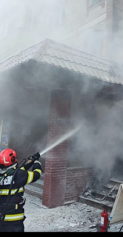 FOTO. Incendiu la parterul unui bloc din Roman – cauza nu a fost stabilită FOTO. Incendiu la parterul unui bloc din Roman – cauza nu a fost stabilită
