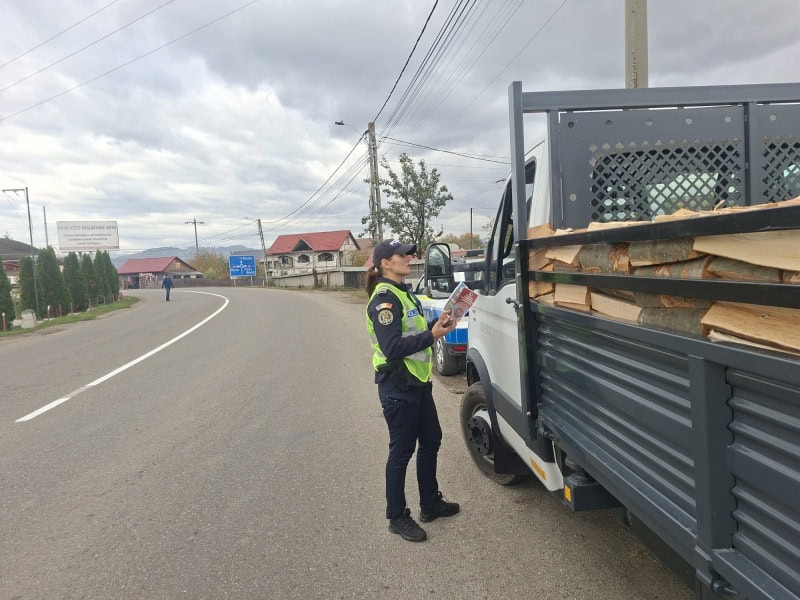 FOTO. Amendă de 4.000 de lei și aproape 5 m.c. de lemn confiscat de polițiști la Dumbrava Roșie FOTO. Amendă de 4.000 de lei și aproape 5 m.c. de lemn confiscat de polițiști la Dumbrava Roșie
