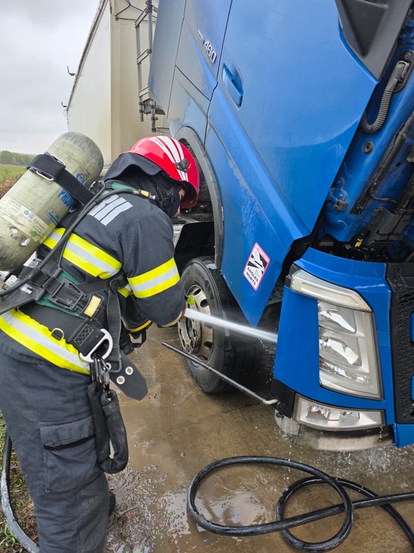 FOTO. Botoșani. Un camion cu cereale a luat foc din mers FOTO. Botoșani. Un camion cu cereale a luat foc din mers