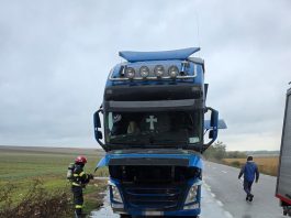 FOTO. Botoșani. Un camion cu cereale a luat foc din mers