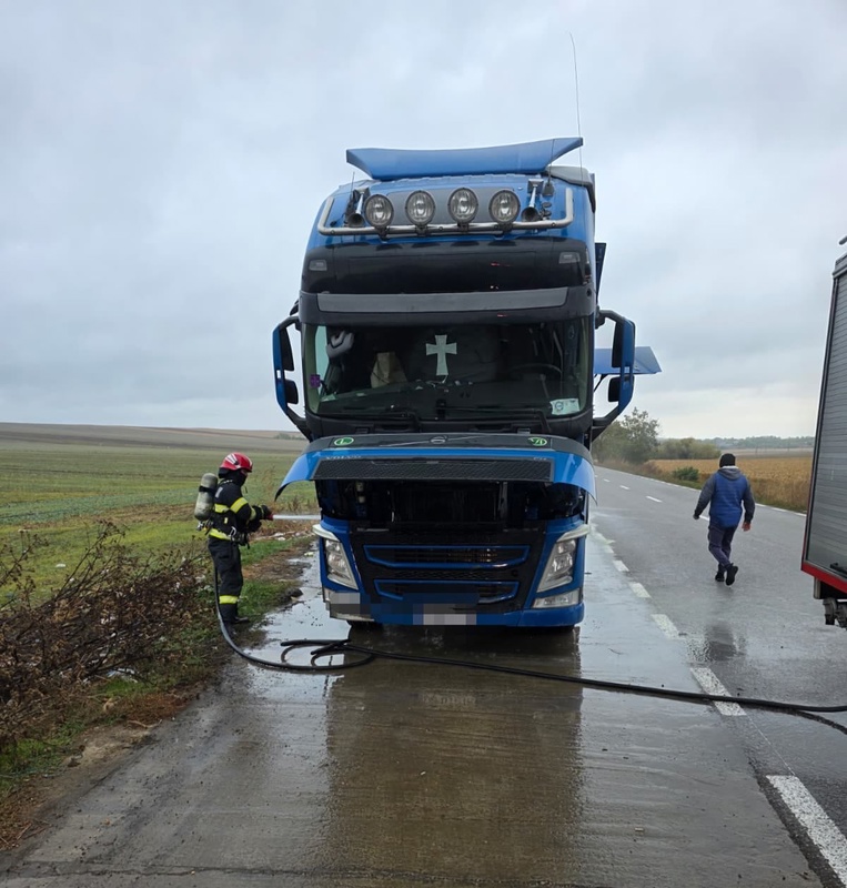 FOTO. Botoșani. Un camion cu cereale a luat foc din mers