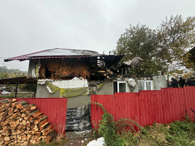 FOTO. Neamț. Incendiu la mansarda și acoperișul unei case FOTO. Neamț. Incendiu la mansarda și acoperișul unei case