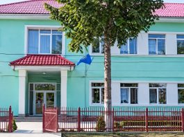 Elevii unei școli din Neamț au fost evacuați după ce s-a simțit miros de fum