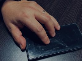 Două furturi de telefoane, în Piatra Neamț. O femeie de 79 de ani și un bărbat de 49 de ani, identificați de polițiști Două furturi de telefoane, în Piatra Neamț. O femeie de 79 de ani și un bărbat de 49 de ani, identificați de polițiști