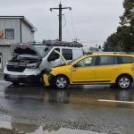 Două mașini implicate într-un accident pe o stradă din Roman Două mașini implicate într-un accident pe o stradă din Roman
