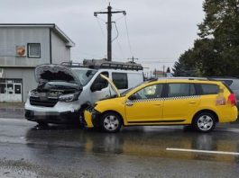 Două mașini implicate într-un accident pe o stradă din Roman