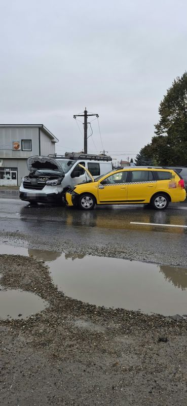Două mașini implicate într-un accident pe o stradă din Roman Două mașini implicate într-un accident pe o stradă din Roman