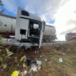 Vaslui. O autocisternă încărcată a ieșit de pe carosabil. Șoferul a rămas blocat în cabină