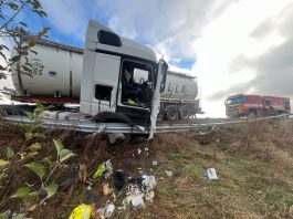 Vaslui. O autocisternă încărcată a ieșit de pe carosabil. Șoferul a rămas blocat în cabină