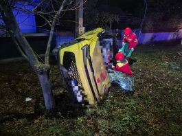 Bacău. O persoană a rămas încarcerată după impactul dintre un autoturism și un autotren Bacău. O persoană a rămas încarcerată după impactul dintre un autoturism și un autotren