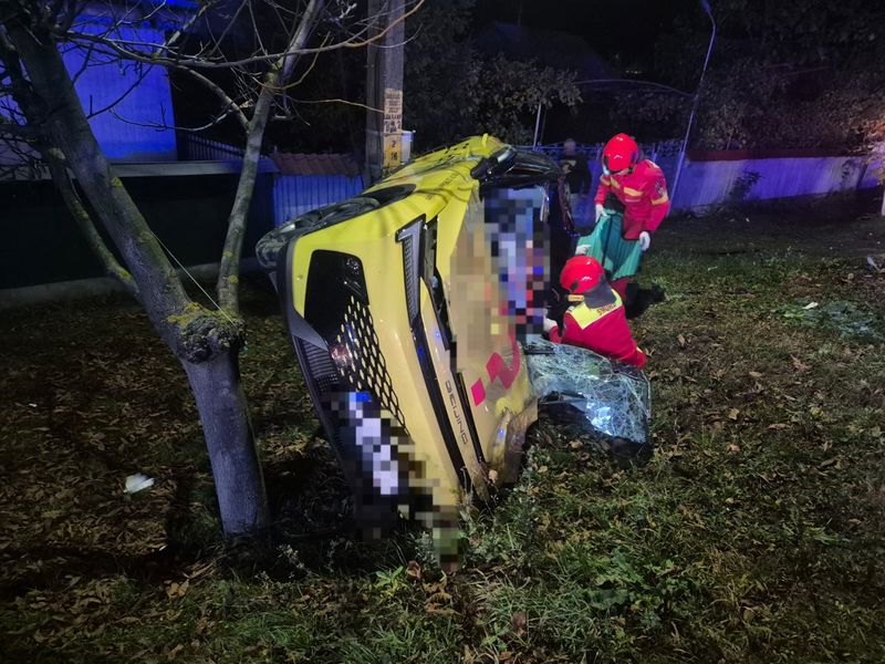 Bacău. O persoană a rămas încarcerată după impactul dintre un autoturism și un autotren