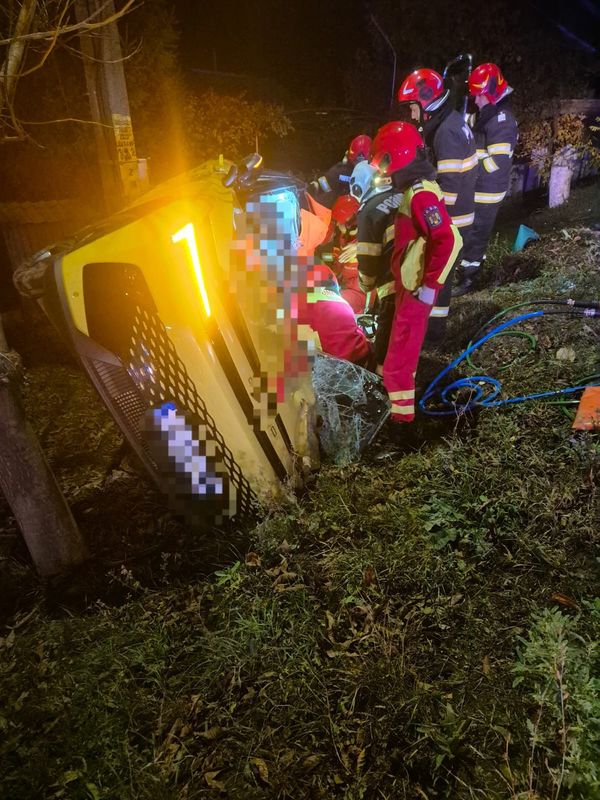 Bacău. O persoană a rămas încarcerată după impactul dintre un autoturism și un autotren – foto 2