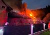 Suceava. Acoperișul casei și o anexă, distruse într-un incendiu. Focul a pornit din camera tehnică