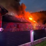 Suceava. Acoperișul casei și o anexă, distruse într-un incendiu. Focul a pornit din camera tehnică