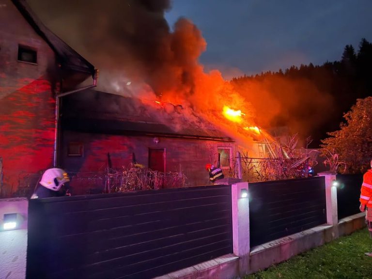 Suceava. Acoperișul casei și o anexă, distruse într-un incendiu. Focul a pornit din camera tehnică