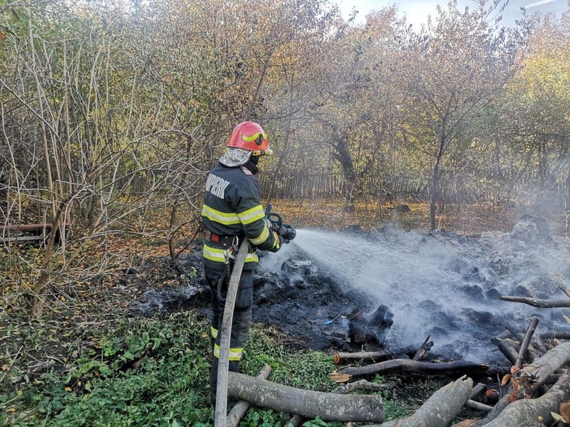 Aproximativ 50 de baloți de fân au ars într-o gospodărie din Brusturi
