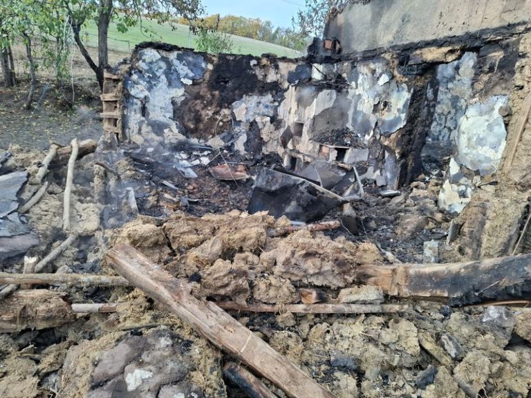 Vaslui. Casă mistuită de flăcări în Pungești