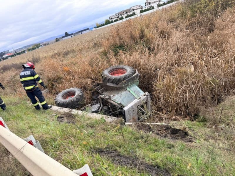 FOTO. Un tractor s-a răsturnat pe șoseaua de centură a municipiului Rădăuți. FOTO. Un tractor s-a răsturnat pe șoseaua de centură a municipiului Rădăuți.
