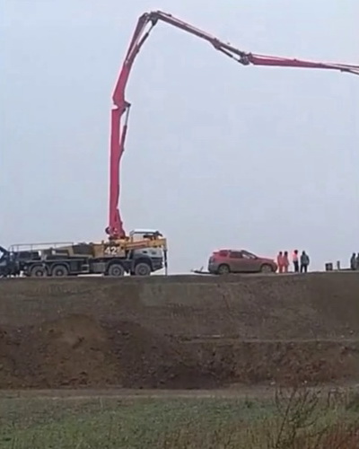 VIDEO Lucrări la Autostrada Moldovei (A7): pe ploaie, la unul dintre podurile din comuna Dulcești (Neamț)