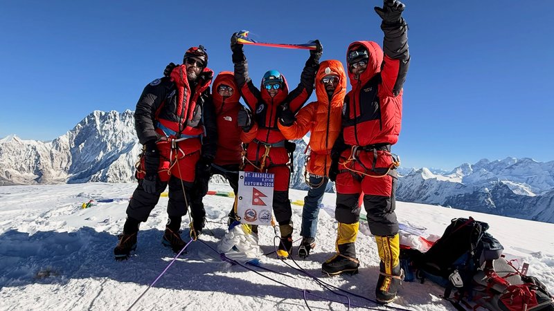alpinisti_romani_ama_dablam_1 Cinci alpiniști români au urcat pe Ama Dablam, la zece ani de la ascensiunea lui Ticu Lăcătușu