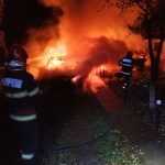 Botoșani. Două mașini parcate într-o gospodărie au ars de la un scurtcircuit