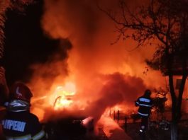 Botoșani. Două mașini parcate într-o gospodărie au ars de la un scurtcircuit