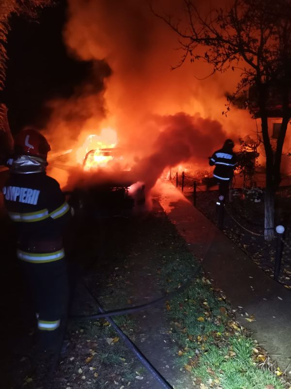 b35d07f3-a682-4a70-8f7d-a65ee38a94d4 (2) Botoșani. Două mașini parcate într-o gospodărie au ars de la un scurtcircuit