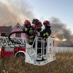 FOTO Bacău. O familie a rămas fără acoperiș după un incendiu la Mănăstirea Cașin