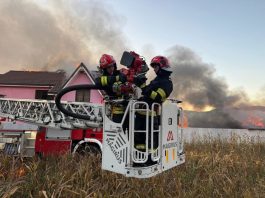 FOTO Bacău. O familie a rămas fără acoperiș după un incendiu la Mănăstirea Cașin