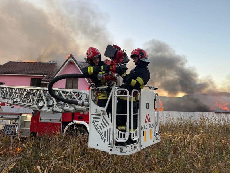 FOTO Bacău. O familie a rămas fără acoperiș după un incendiu la Mănăstirea Cașin