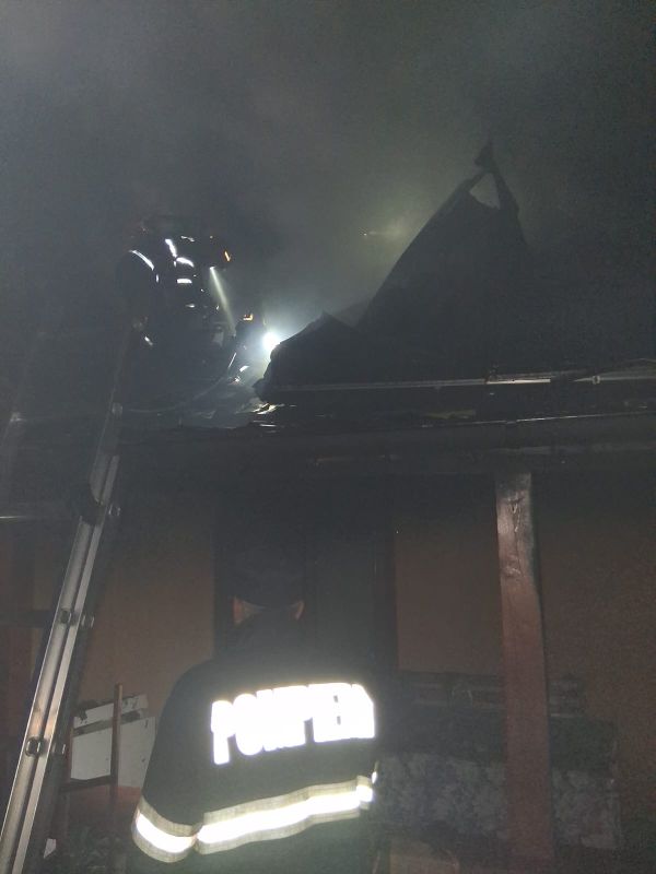 Vaslui. O clădire cu panouri fotovoltaice din localitatea Pogonești a ars de la un scurtcircuit