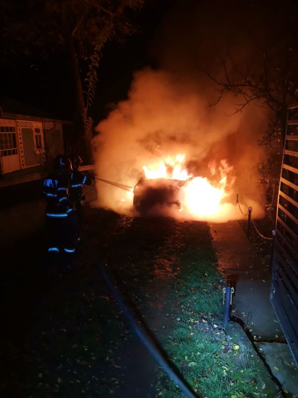 Botoșani. Două mașini parcate într-o gospodărie au ars de la un scurtcircuit Botoșani. Două mașini parcate într-o gospodărie au ars de la un scurtcircuit