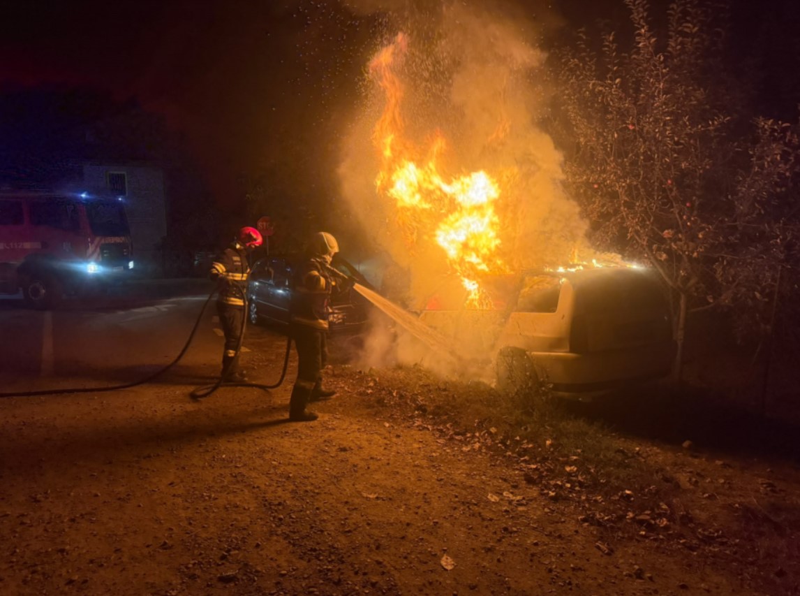 Torță pe patru roți în miez de noapte, la Suceava! Mașina a ars în totalitate Torță pe patru roți în miez de noapte, la Suceava! Mașina a ars în totalitate