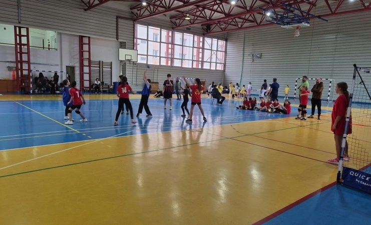 FOTO 130 de copii au participat la Festivalul de Minihandbal „Cristi Bursuc” de la Târgu-Neamț