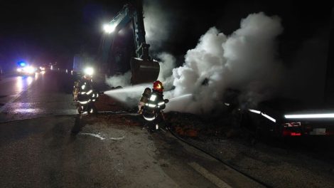 Foto. Un TIR cu trailer a luat foc în mers, la Botești-Neamț Foto. Un TIR cu trailer a luat foc în mers, la Botești-Neamț