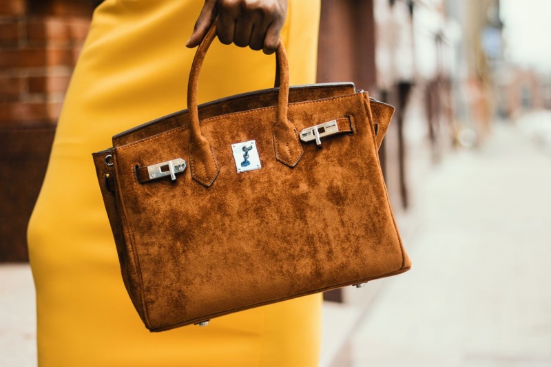 zch.ro__pexels-godisable-jacob-226636-1936848 Eleganța purtată: când accesoriile îți redefinesc felul în care ești privită